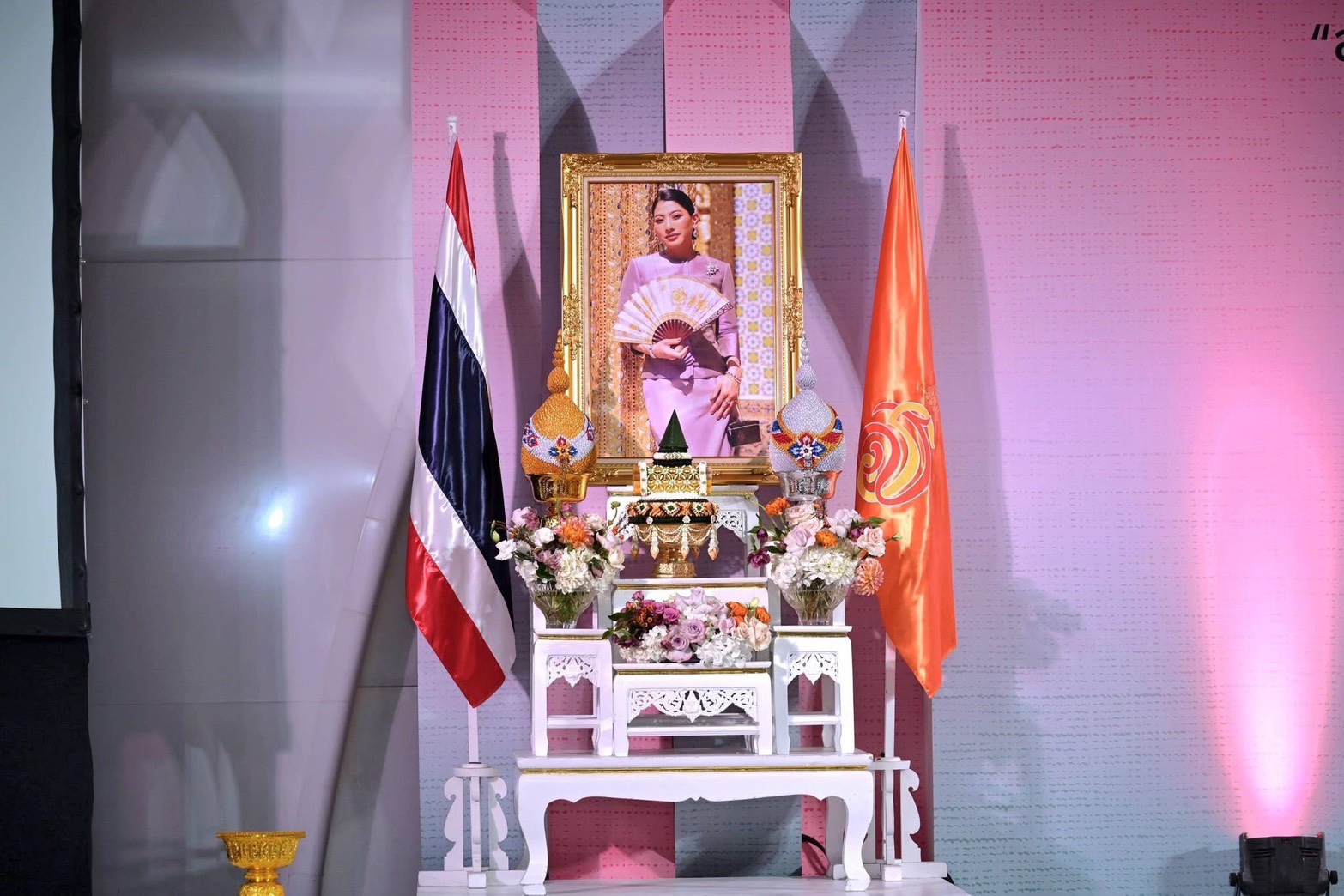 จังหวัดสุรินทร์ เข้าร่วมพิธีมอบแบบลายผ้าพระราชทาน ปี 2569 "ผ้าลายขอสมเด็จฯ-เจ้าฟ้าฯ" และ "ผ้าลายบุปผาบรมราชินีนาถ" ประเภทบาติก