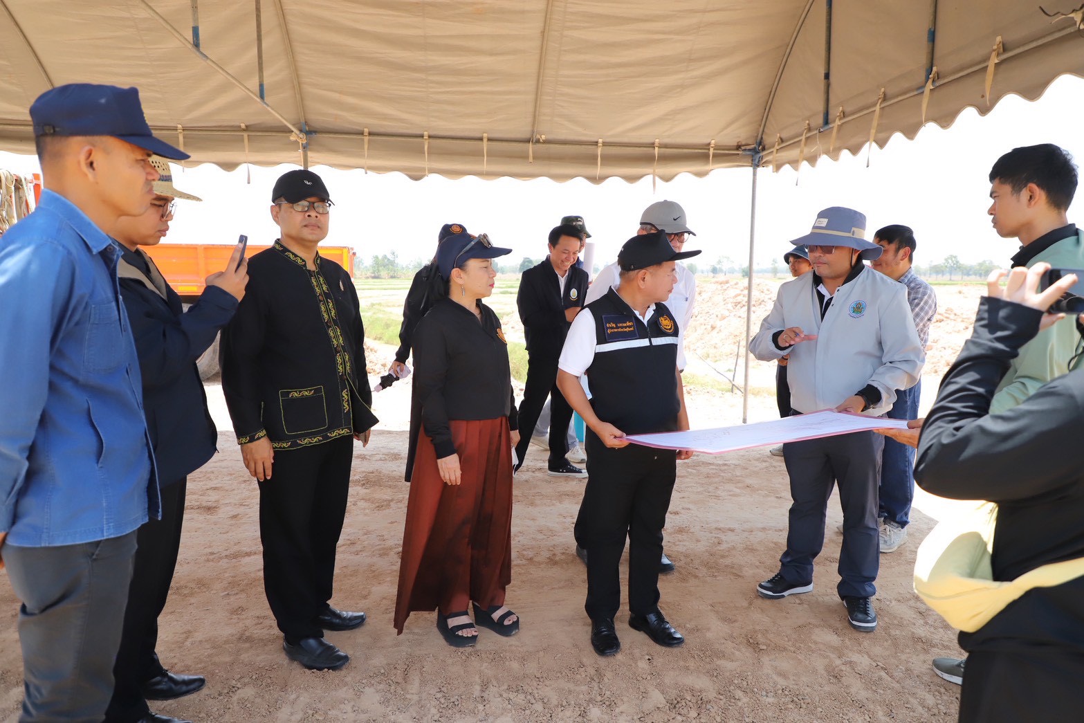 ผู้ว่าฯ สุรินทร์ ลงพื้นที่ติดตามโครงการเพิ่มพื้นที่กักเก็บน้ำ ป้องกันภัยแล้ง ณ อ่างเก็บน้ำอำปึล และอ่างเก็บน้ำห้วยเสนง