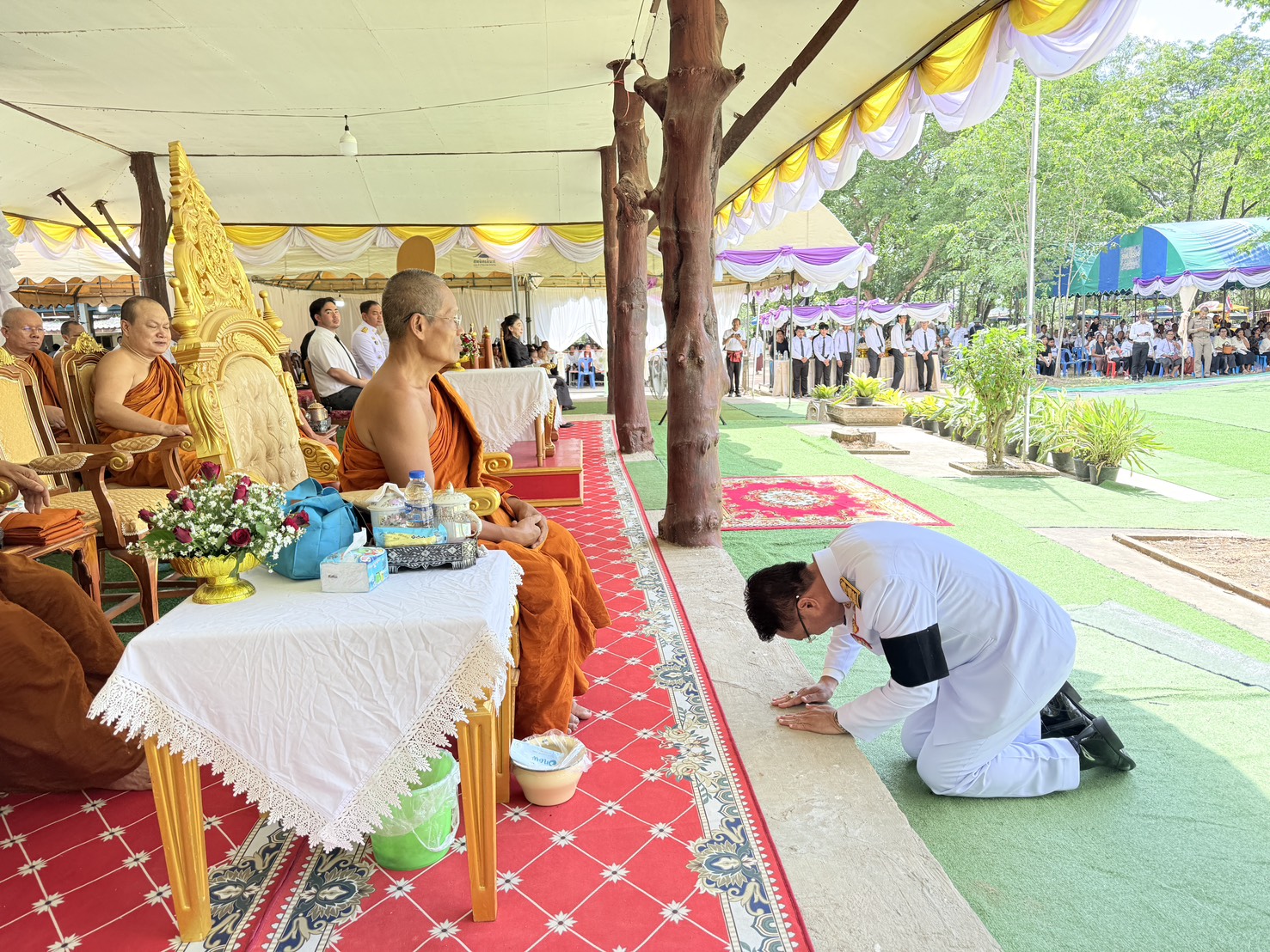 รองผู้ว่าราชการจังหวัดสุรินทร์ เป็นประธานในพิธีพระราชทานเพลิงศพ พระครูโรจนวราภรณ์ อดีตที่ปรึกษาเจ้าคณะตำบลปรือ (ธ)