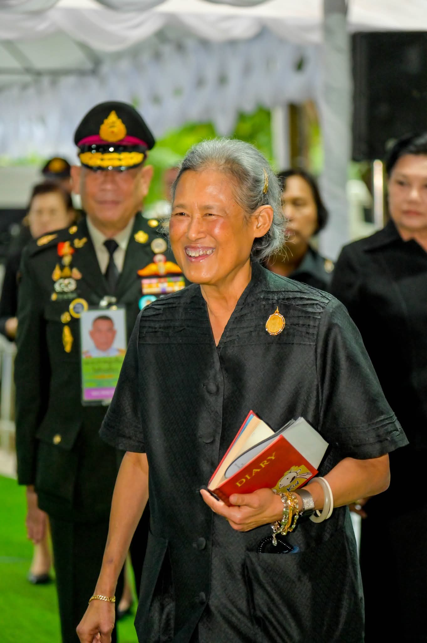 สมเด็จพระกนิษฐาธิราชเจ้า กรมสมเด็จพระเทพรัตนราชสุดา ฯ สยามบรมราชกุมารี เสด็จพระราชดำเนินไปทรงเยี่ยมสมาชิกโครงการผลิตพันธุ์ข้าวหอมมะลิ 105 พระราชทาน &ldquo;เพื่อนช่วยเพื่อน&rdquo; ณ จังหวัดสุรินทร์